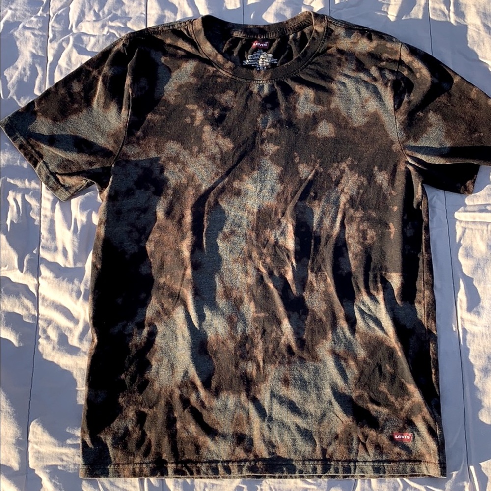 Black short sleeve tie-dye T shirt.